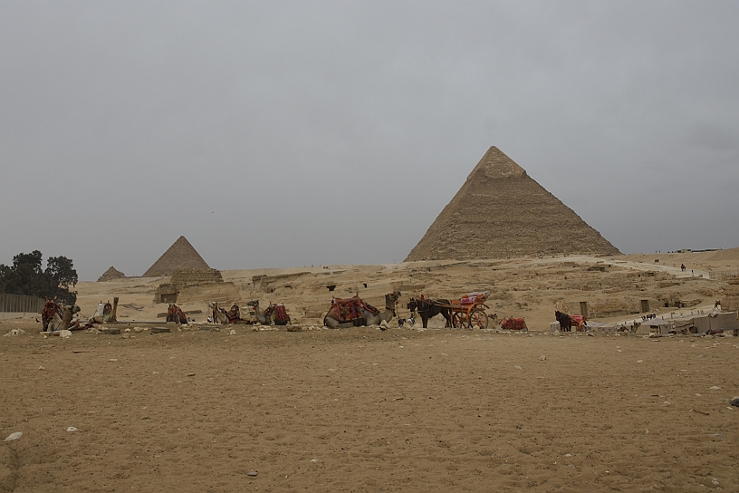 61 MAK_6691.jpg - Ancora la piramide di Chefren a sinistra, a circa 450 metri, la più piccola delle tre principali quella del figlio il faraone Micerino. Oltre una ancora più piccola si ritiene fosse la sepoltura della regina Khamerernebti II, la sposa principale di Micerino. Attorno i resti di altre sepolture.